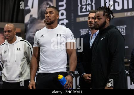 Boxer Anthony Joshua mit Trainer Derrick James, auf einer Pressekonferenz in West London, vor seinem Kampf gegen Jermaine Franklin. Stockfoto