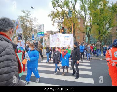 Mailand, Italien, 2022-03-30. Junge Studenten, die an einer Demonstration auf den Straßen von Baggio, Mailand, teilnehmen, um die Invasion der Ukraine zu stoppen. Stockfoto