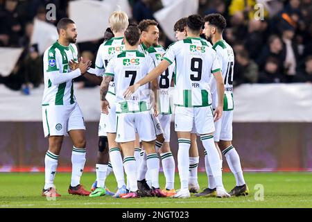 18-02-2023: Sport: Groningen gegen Emmen GRONINGEN, NIEDERLANDE - FEBRUAR 18: Spieler des FC Groningen bereiten sich während des Spiels Eredi auf das Spiel vor Stockfoto