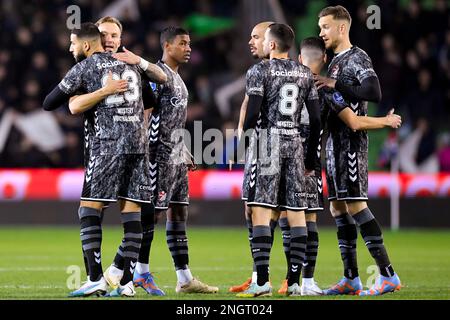 18-02-2023: Sport: Groningen gegen Emmen GRONINGEN, NIEDERLANDE - FEBRUAR 18: Spieler des FC Emmen bereiten sich während des Spiels Eredivisi auf das Spiel vor Stockfoto