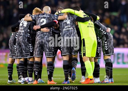 18-02-2023: Sport: Groningen gegen Emmen GRONINGEN, NIEDERLANDE - FEBRUAR 18: Spieler des FC Emmen bereiten sich während des Spiels Eredivisi auf das Spiel vor Stockfoto