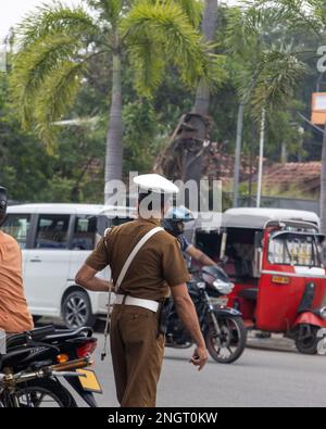 Sri-lankischer Polizist auf einer Kreuzung in Negombo. Stockfoto