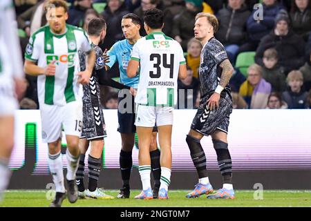 18-02-2023: Sport: Groningen gegen Emmen GRONINGEN, NIEDERLANDE - FEBRUAR 18: Lucas Bernadou (FC Emmen) und Schiedsrichter Serdar Gozubuyuk während der Stockfoto