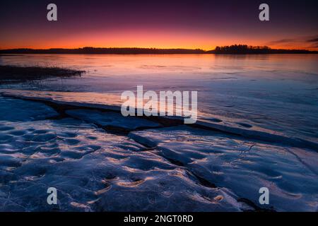 Eisbildung bei Sonnenaufgang im See Vansjø, Østfold, Norwegen, Skandinavien, Stockfoto