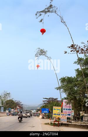 Rote chinesische Laternen auf Bambusbaum auf blauem Himmel-Hintergrund, Dekoration für das chinesische Neujahr. Der Text auf der Laterne ist als Gruß gedacht Stockfoto