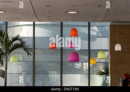 Bunte Lichter im Abflugterminal von CDG, Charles de gaulle, Paris, Frankreich. Stockfoto