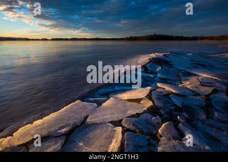 Eisbildung bei Sonnenaufgang im See Vansjø, Østfold, Norwegen, Skandinavien, Stockfoto