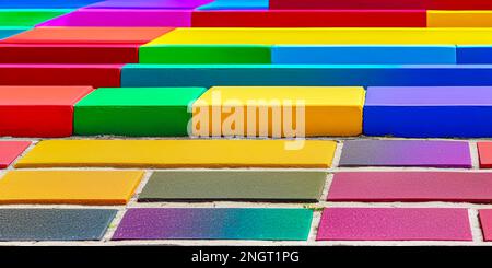 Mehrfarbige Treppen oder Mauern. Bunte Ziegel, mehrfarbige Ziegel als kreative Hintergrundstruktur. Mehrfarbiges Mauerwerk. regenbogen-Hintergrund. GE Stockfoto
