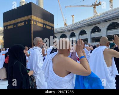 Muslimische Pilger in der Kaaba in der Haram-Moschee von Mekka, Saudi-Arabien, am Morgen mit Umrah Stockfoto