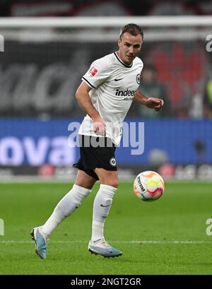 18. Februar 2023, Hessen, Frankfurt/Main: Fußball: Bundesliga, Eintracht Frankfurt - SV Werder Bremen, Spieltag 21 im Deutsche Bank Park. Frankfurts Mario Götze in Aktion. Foto: Arne Dedert/dpa - WICHTIGER HINWEIS: Gemäß den Anforderungen der DFL Deutsche Fußball Liga und des DFB Deutscher Fußball-Bund ist es verboten, im Stadion aufgenommene Fotografien und/oder das Spiel in Form von Sequenzbildern und/oder videoähnlichen Fotoserien zu verwenden oder verwenden zu lassen. Stockfoto