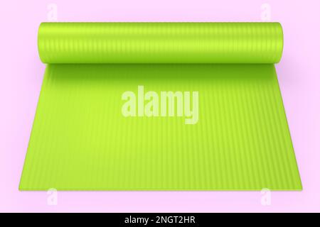 Grüne Yogamatte oder leichte Camping-Bett-Rollauflage aus Schaumstoff, isoliert auf Rosa. Stockfoto