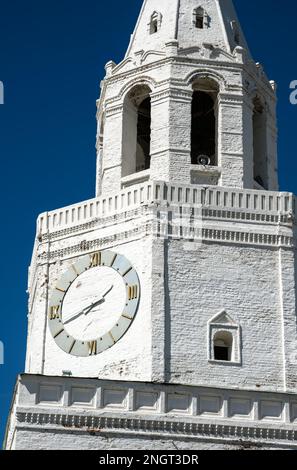 Eine alte Uhr aus der Nähe des Kasan-Kremls, Tatarstan, Russland. Vertikaler Blick auf den alten Spasskaya-Turm, weißer Steinturm, Wahrzeichen von Kasan im Sommer. Stockfoto
