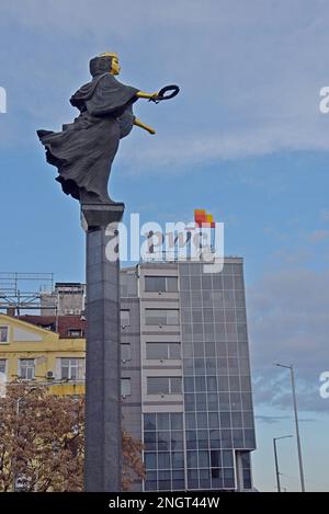 Büro der Wirtschaftsprüfungsgesellschaft PWC mit der Statue der Sveta Sofia im Vorfeld, St. Nedelya Platz, Sofia, Bulgarien Stockfoto