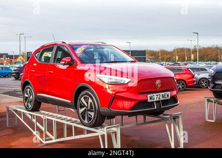 Neues Red MG ZS EV Sport Utility Vehicle; Neu- und Gebrauchtwagen werden auf dem Vorplatz und im Ausstellungsraum des Autohändlers in Preston, Großbritannien, zum Verkauf angeboten Stockfoto