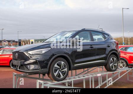 Neues MG EV Sport Utility Vehicle in Schwarz; Neu- und Gebrauchtwagen werden auf dem Vorplatz und im Ausstellungsraum des Autohändlers in Preston, Großbritannien, zum Verkauf angeboten Stockfoto