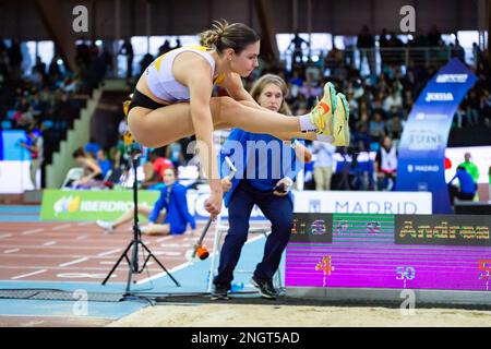 Madrid, Madrid, Spanien. 18. Februar 2023. Clara Gabaldon im Langsprung-Wettbewerb während der spanischen Hallenathletik-Meisterschaft, die am Samstag, den 18. Februar 2022 in Madrid, Spanien, im Gallur-Stadion gefeiert wird (Kreditbild: © Alberto Gardin/ZUMA Press Wire), NUR REDAKTIONELLE VERWENDUNG! Nicht für den kommerziellen GEBRAUCH! Stockfoto