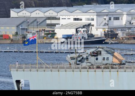 Präfektur Kanagawa, Japan - 23. August 2021: Royal Fleet Auxiliary Fähnrich und Merlin HC4 Utility Helicopter. Stockfoto