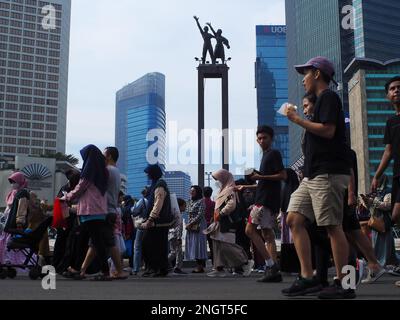 Am Sonntagmorgen werden Menschen zu Fuß gesehen, die „autofreier Tag“ in Jakarta, Indonesien, genannt werden, 19. Februar 2023. Stockfoto