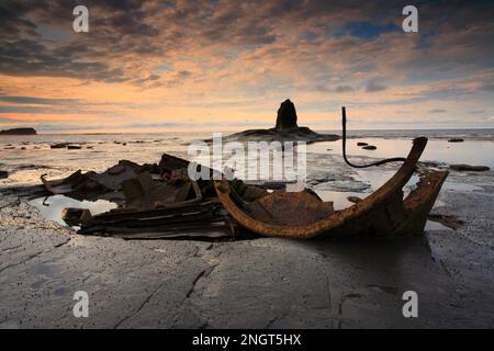 Überreste eines Schiffswracks in Saltwick Bay bei Whitby, North Yorkshire, England, Großbritannien. Stockfoto