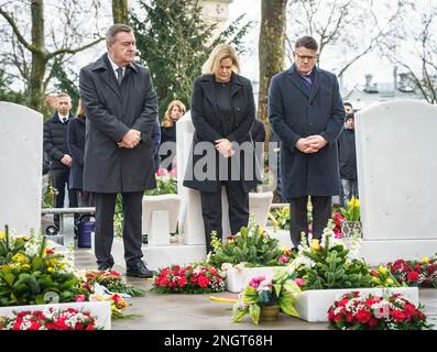 Hanau, Deutschland. 19. Februar 2023. Claus Kaminsky (SPD, l-r), Oberbürgermeister von Hanau, Nancy Faeser (SPD), Bundesministerin des Innern, und Boris Rhein (CDU), Ministerpräsident von Hessen, stehen unter den Gräbern der Opfer auf dem größten Friedhof von Hanau. Bei einer Gedenkstunde und anderen Ereignissen an diesem Tag werden die neun Opfer des rassistischen Angriffs in Hanau vor drei Jahren in Erinnerung bleiben. Ein 43-jähriger Deutscher hatte neun Menschen aus rassistischen Motiven erschossen und dann seine Mutter und sich selbst getötet. Kredit: Frank Rumpenhorst/dpa/Alamy Live News Stockfoto