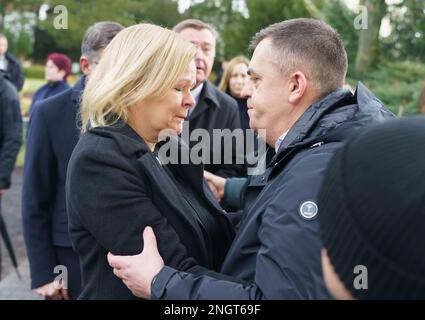 Hanau, Deutschland. 19. Februar 2023. Nancy Faeser (SPD), Bundesministerin des Innern, spricht mit Armin Kurtovic (r), dem Vater eines der Opfer, auf Hanaus wichtigstem Friedhof. Bei einer Gedenkstunde und anderen Ereignissen an diesem Tag werden die neun Opfer des rassistischen Angriffs in Hanau vor drei Jahren in Erinnerung bleiben. Ein 43-jähriger Deutscher hatte neun Menschen aus rassistischen Motiven erschossen und dann seine Mutter und sich selbst getötet. Kredit: Frank Rumpenhorst/dpa/Alamy Live News Stockfoto