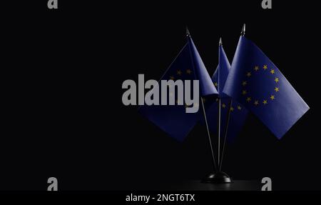 Kleine nationale Flaggen der Europäischen Union auf schwarzem Hintergrund Stockfoto