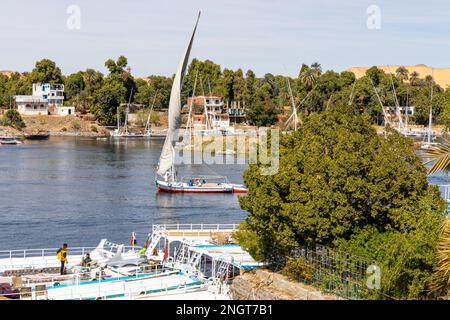 Felukenfahrt auf dem Nil in Assuan. Beliebtes Tourist Segelboot auf dem Nil. Assuan, Ägypten. Afrika. Stockfoto