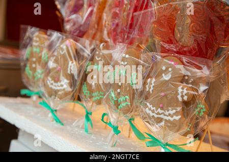 Lebkuchen in durchsichtiger Verpackung. Süßigkeiten für Silvester oder Halloween. Leckereien für Kinder Stockfoto