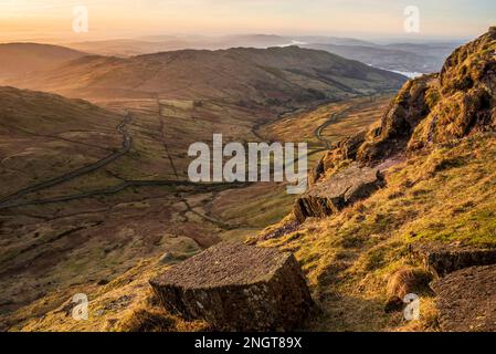 Wunderschöner Blick auf die Winterdämmerung von Red Screes im Lake District mit Blick nach Süden in Richtung Windermere und farbenfrohem, lebendigem Himmel Stockfoto