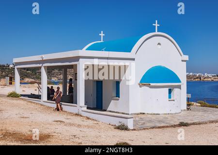 Kleine orthodoxe Kapelle von Ayioi Anargyroi im Cape Greco National Forest Park in Zypern Stockfoto