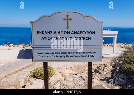 Kleine orthodoxe Kapelle von Ayioi Anargyroi im Cape Greco National Forest Park in Zypern Stockfoto