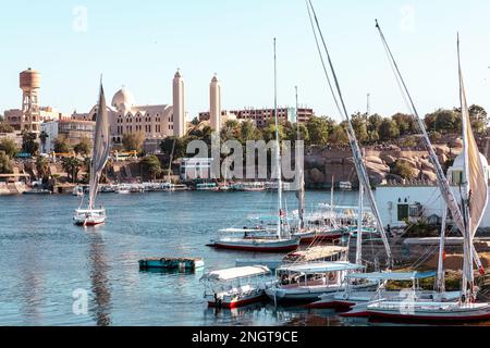 Felukenfahrt auf dem Nil in Assuan. Beliebtes Tourist Segelboot auf dem Nil. Assuan, Ägypten. Afrika. Stockfoto