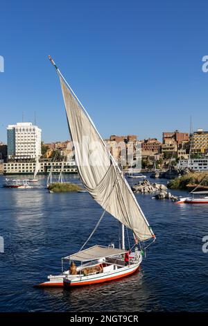 Felukenfahrt auf dem Nil in Assuan. Beliebtes Tourist Segelboot auf dem Nil. Assuan, Ägypten. Afrika. Stockfoto