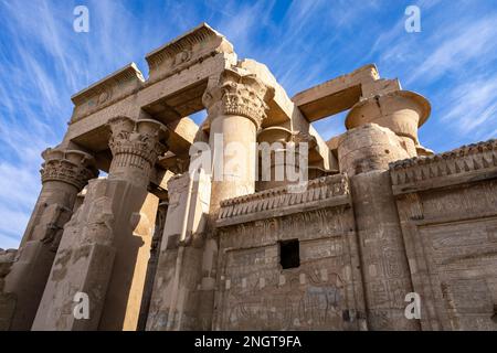 Tempel von Kom Ombo mit Hieroglyphen dekoriert. Kom Ombo im Gouvernement Assuan, Oberägypten. Afrika. Stockfoto