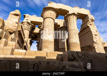 Tempel von Kom Ombo mit Hieroglyphen dekoriert. Kom Ombo im Gouvernement Assuan, Oberägypten. Afrika. Stockfoto