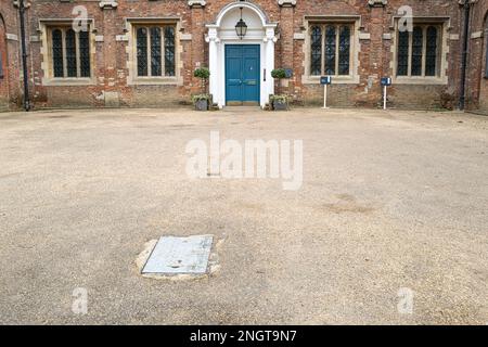 Großer und beeindruckender Eingang zu einer Privatschule mit großem Parkplatz. Der Eingang zum Verwaltungsgebäude ist zu sehen. Stockfoto