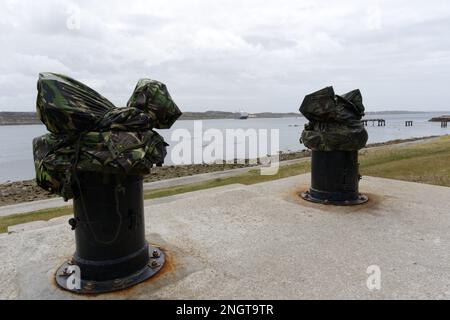 Kreuzfahrtschiff in der Bucht zwischen zwei Anlegepollern Stockfoto
