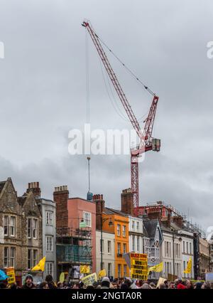 OXFORD, ENGLAND - FEBRUAR 18 2023: Ein Kran überragt Demonstranten, die gegen eine 15-Minuten-Stadt protestieren. Stockfoto