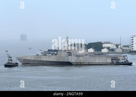 Präfektur Kanagawa, Japan - 22. Juni 2022: US-Marine USS Charleston (LCS-18), Küstenschiff der Unabhängigkeitsklasse. Stockfoto