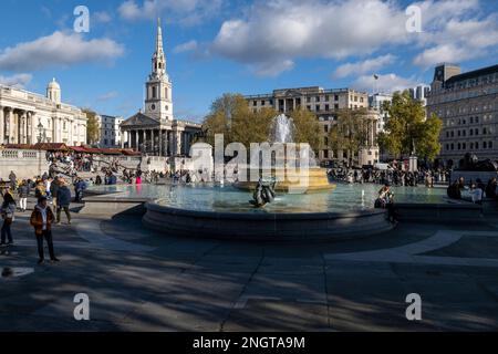 Blick auf den Trafalgar Square mit Blick nach Osten. Auf der linken Seite sehen Sie einen Teil der Nationalgalerie sowie die Kirche Saint Martin-in-the-Fields. Stockfoto