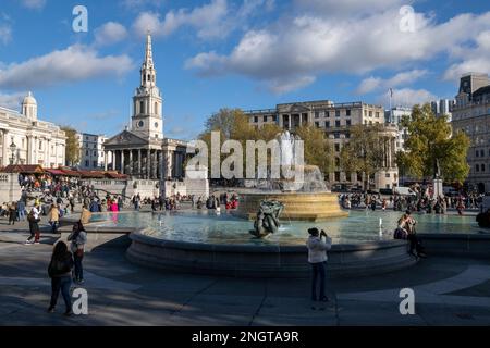 Blick auf den Trafalgar Square mit Blick nach Osten. Auf der linken Seite sehen Sie einen Teil der Nationalgalerie sowie die Kirche Saint Martin-in-the-Fields. Stockfoto