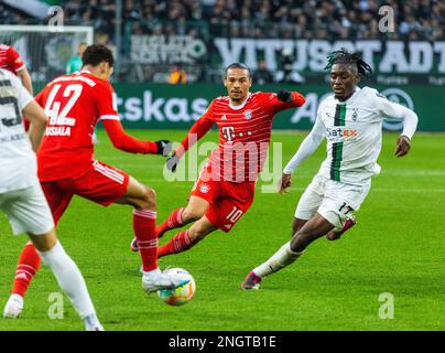 Sport, Fußball, Bundesliga, 2022/2023, Borussia Moenchengladbach vs. FC Bayern München 3-2, Stadion Borussia Park, Spielszene, f.l.t.r. Die VORSCHRIFTEN von Jamal Musiala (FCB), Leroy Sane (FCB), Kouadio Emmanuel Kone (MG) und DFL VERBIETEN DIE VERWENDUNG VON FOTOGRAFIEN ALS BILDSEQUENZEN UND/ODER QUASI-VIDEO Stockfoto