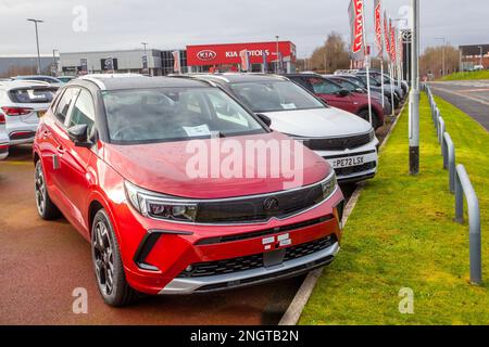 2022 Vauxhall Mokka 100kW GS Line 50kWh 5dr Auto; Neu- und Gebrauchtwagen werden auf dem Vorplatz und Ausstellungsraum des Autohändlers in Preston UK zum Verkauf angeboten Stockfoto