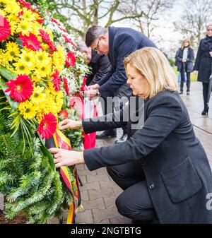 Hanau, Deutschland. 19. Februar 2023. Boris Rhein (CDU, oben), Ministerpräsident von Hessen, und Nancy Faeser (SPD), Bundesministerin des Innern, legten Kränze auf Hanaus Hauptfriedhof. Bei einer Gedenkstunde und anderen Ereignissen an diesem Tag werden die neun Opfer des rassistischen Angriffs in Hanau vor drei Jahren in Erinnerung gerufen. Ein 43-jähriger Deutscher hatte neun Menschen aus rassistischen Motiven erschossen und dann seine Mutter und sich selbst getötet. Kredit: Frank Rumpenhorst/dpa/Alamy Live News Stockfoto