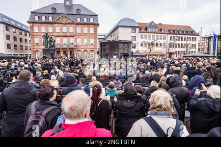 Hanau, Deutschland. 19. Februar 2023. Zahlreiche Menschen haben sich zu einer Gedenkstunde auf dem Marktplatz versammelt, um den neun Opfern des rassistischen Angriffs in Hanau vor drei Jahren zu gedenken. Ein 43-jähriger Deutscher hatte neun Menschen aus rassistischen Motiven erschossen und dann seine Mutter und sich selbst getötet. Kredit: Frank Rumpenhorst/dpa/Alamy Live News Stockfoto