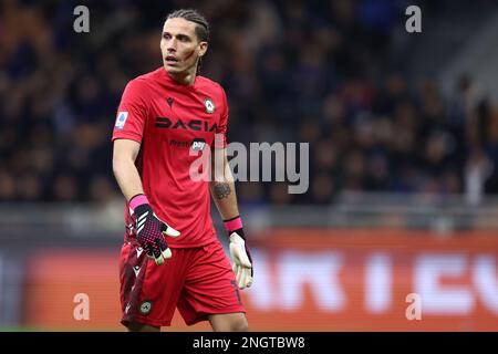 Marco Silvestri von Udinese Calcio sieht während des Spiels der Serie A vor dem FC Internazionale und Udinese Calcio im Stadio Giuseppe Meazza am 18. Februar 2023 in Mailand, Italien , zu. Stockfoto