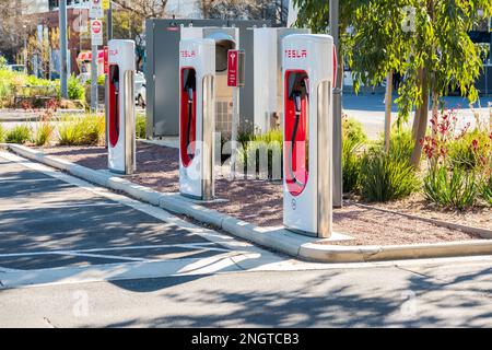 Adelaide CBD, Australien - 23. August 2019: Kostenlose Tesla Cars Super Charger EV-Ladestation im Stadtzentrum von Adelaide in der Franklin Street an einem Tag Stockfoto