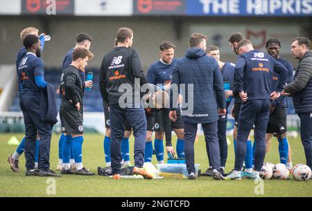 Chester, Cheshire, England, 18. Februar 2023. Das Team von Chester wärmt sich auf, während des Fußballvereins V Boston United Football Club in der Vanarama National League North (Bild: ©Cody Froggatt/Alamy Live News) Stockfoto