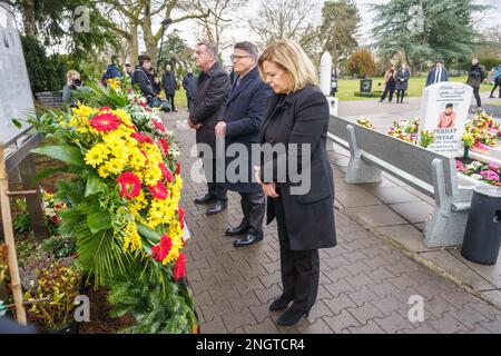 Hanau, Deutschland. 19. Februar 2023. Claus Kaminsky (SPD, l-r), Oberbürgermeister von Hanau, Boris Rhein (CDU), Ministerpräsident von Hessen, und Nancy Faeser (SPD), Bundesministerin des Innern, legten Kränze auf Hanaus Hauptfriedhof. Bei einer Gedenkstunde und anderen Ereignissen an diesem Tag werden die neun Opfer des rassistischen Angriffs in Hanau vor drei Jahren in Erinnerung gerufen. Ein 43-jähriger Deutscher hatte neun Menschen aus rassistischen Motiven erschossen und dann seine Mutter und sich selbst getötet. Kredit: Frank Rumpenhorst/dpa/Alamy Live News Stockfoto