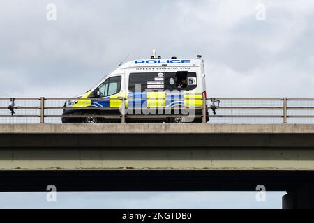 Polizeifahrzeug mit Sicherheitskamera auf der Autobahnbrücke - England UK Stockfoto